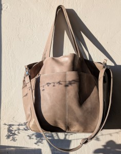 Beżowa skórzana torba z kieszeniami   (1)