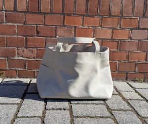 Jasno beżowa  skórzana torba z kieszeniami po bokach (1)