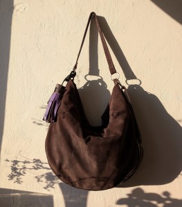 Brązowa czekoladowa zaokrąglona miękka torebka z zamszu (1)