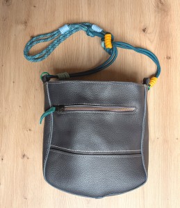 Grafitowa torebka ze sznurkowym paskiem (1)