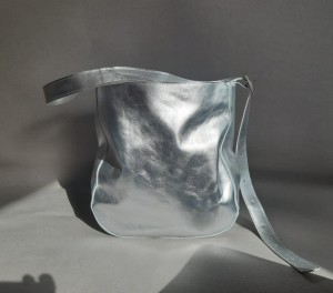 Srebrna skórzana torba na ramię