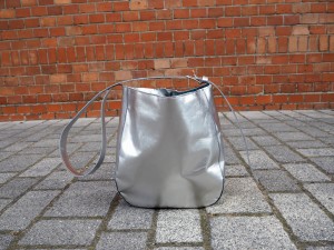 Srebrna skórzana torba na ramię 